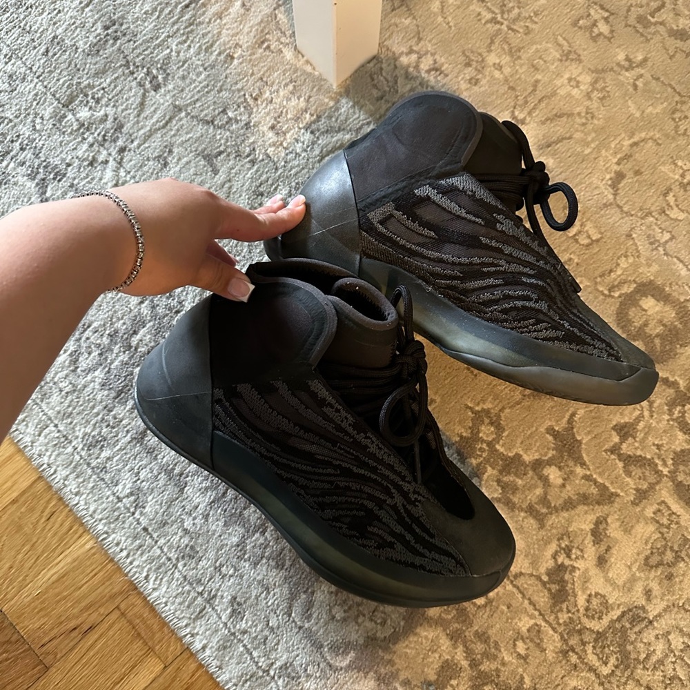 COPY - Black Yeezy Quantum ‘Onyx’ - Black